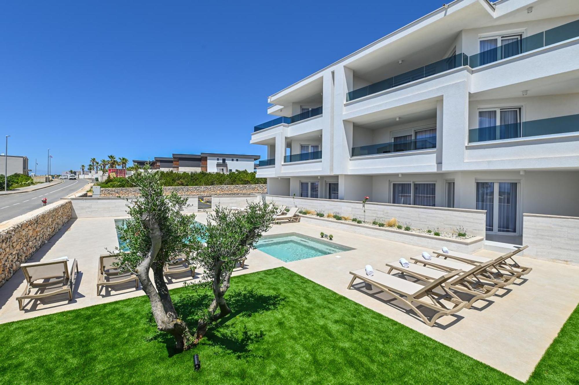Pool Lux Novalja